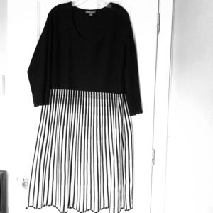 Black and white Roz and Ali 2X dress